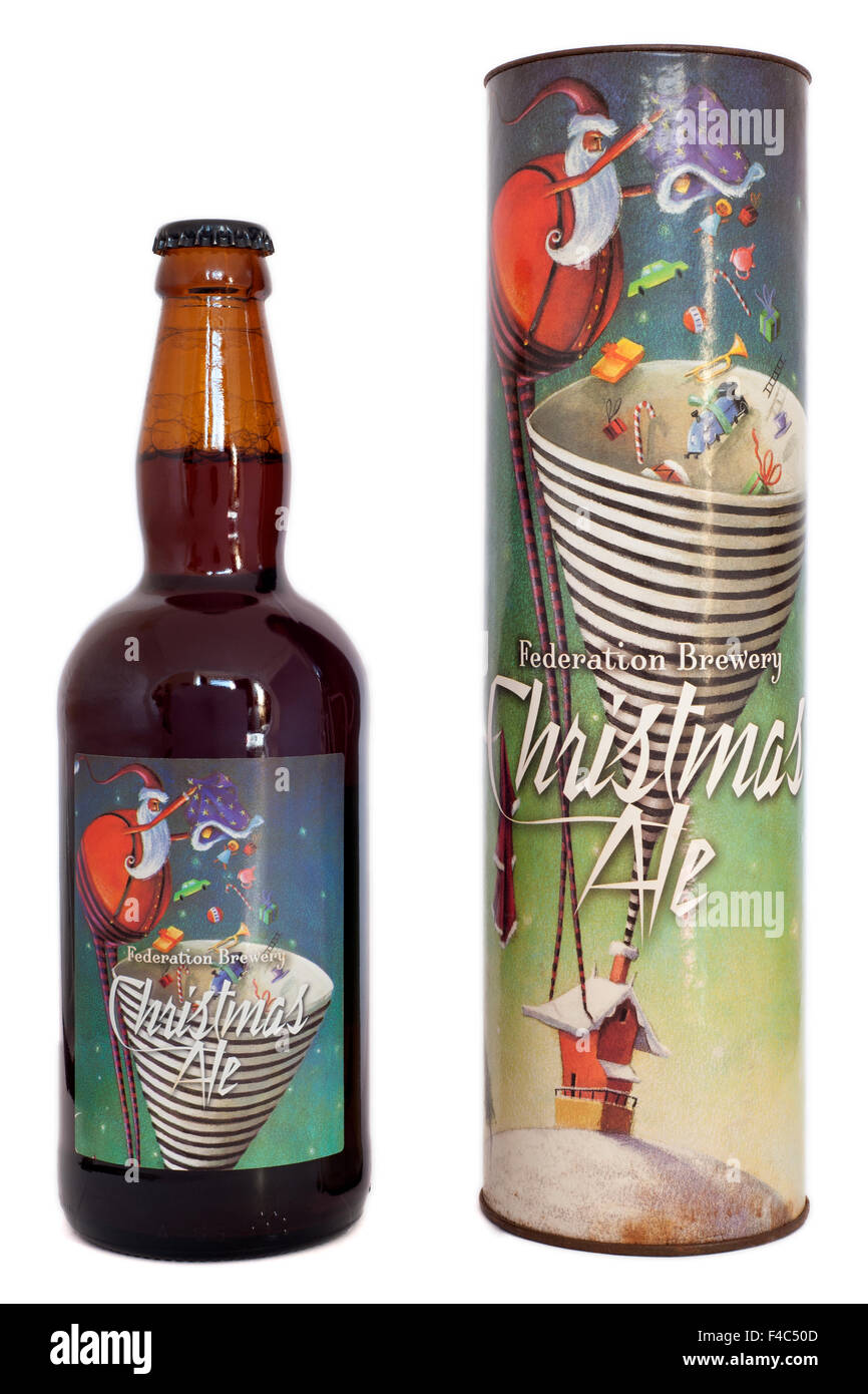 Edizione speciale Natale birra flacone e di una scatola di cartone ritagliati su sfondo bianco Foto Stock Edizione speciale Natale birra flacone e di una scatola di cartone ritagliati su sfondo bianco Foto Stock