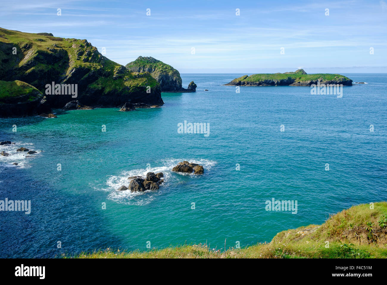 Mullion Isola e bay, Cornwall, England, Regno Unito Foto Stock