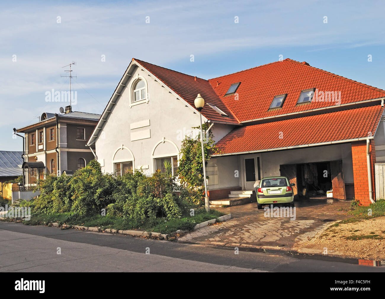 Bellissima casa di campagna con tetto di tegole Foto Stock