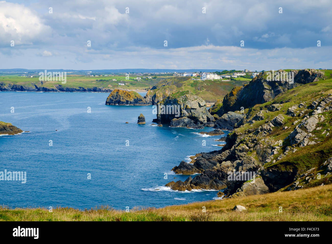 Vista di Cornish Coast da South West Coast Path a Mullion, penisola di Lizard, Cornwall, Regno Unito Foto Stock