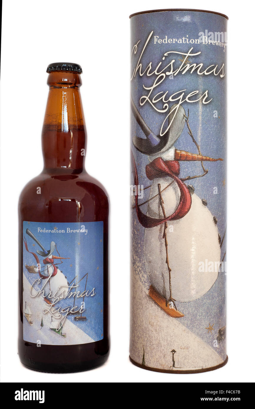 Edizione speciale Natale bottiglia di lager e di una scatola di cartone ritagliati su sfondo bianco Foto Stock Edizione speciale Natale bottiglia di lager e di una scatola di cartone ritagliati su sfondo bianco Foto Stock