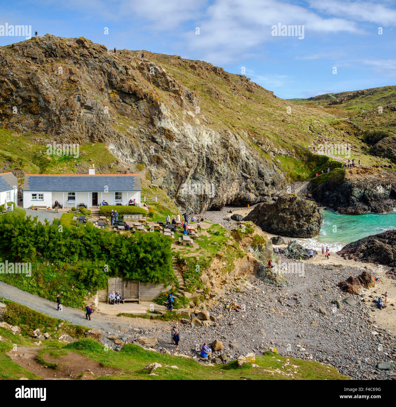 Cafe a Kynance Cove, della baia e del litorale della penisola di Lizard, Cornwall, Regno Unito - da South West Coast path Foto Stock