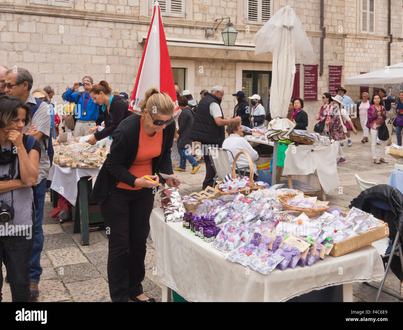 Piazza Gundulic nel centro della città vecchia di Dubrovnik Croazia, un mercato giornaliero con prodotti locali, frutta, brandy, lavanda Foto Stock