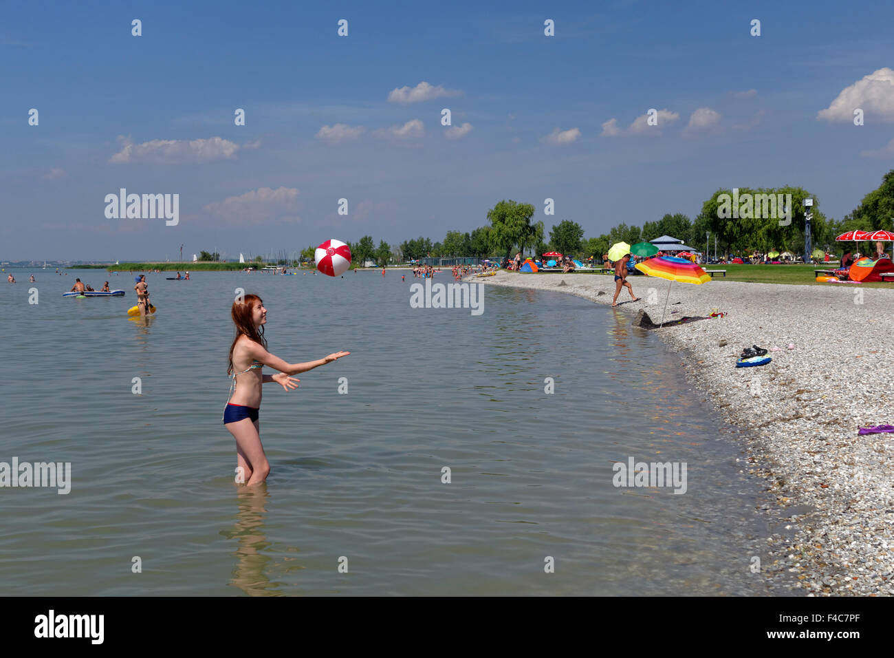 I bagnanti in acqua di balneazione, Podersdorf, lago di Neusiedl, Burgenland, Austria Foto Stock