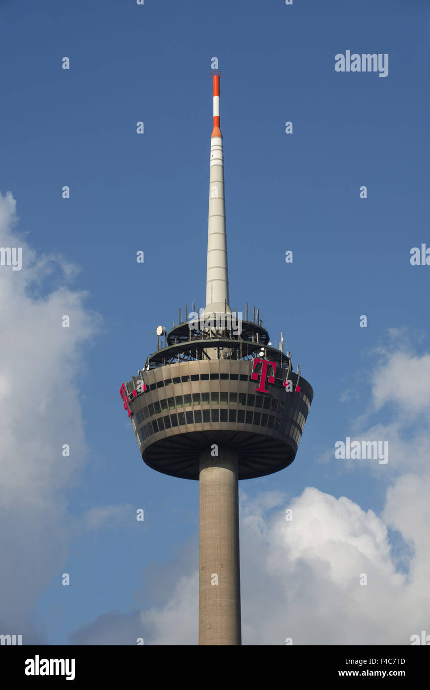 Colonius TV Tower con la società tedesca di telecomunicazioni logo, Colonia, nella Renania settentrionale-Vestfalia, Germania Foto Stock