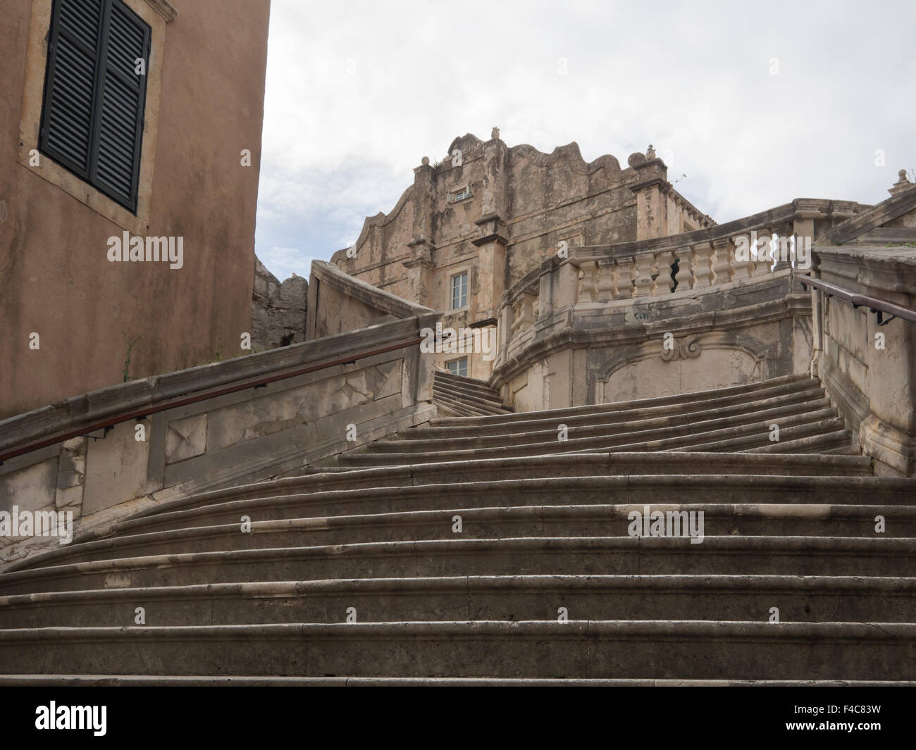 In giro per la città vecchia 'Stari Grad' di Dubrovnik Croazia include la scalata di un sacco di scale Foto Stock