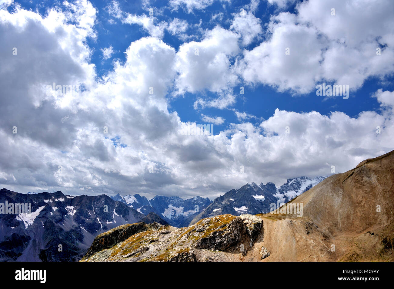 Incredibile cielo blu e nuvole, previsioni meteo davanti a passare Galibier, stazione di ciclisti e Tour de France, panorama, le Alpi francesi Foto Stock