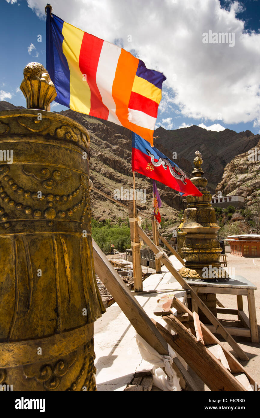 India, Jammu e Kashmir, Ladakh, Hemis Gompa monastero Buddista Tibetana bandiera in India (sinistra) e tradizione Drukpa battenti bandiera fr Foto Stock
