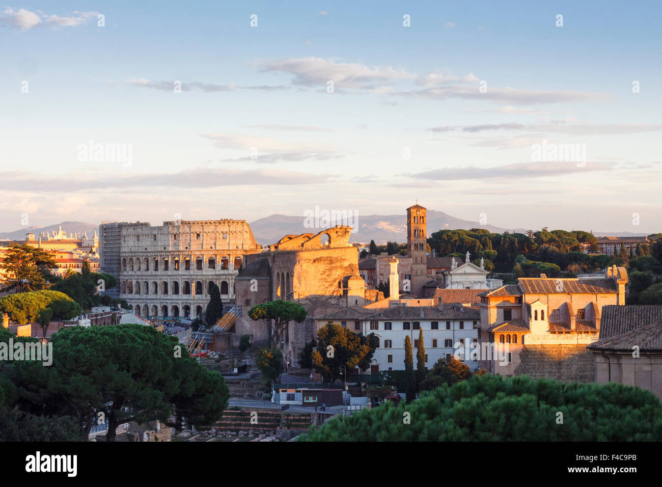 Il Colosseo come si vede dall'Altare della Patria, Roma, Italia Foto Stock