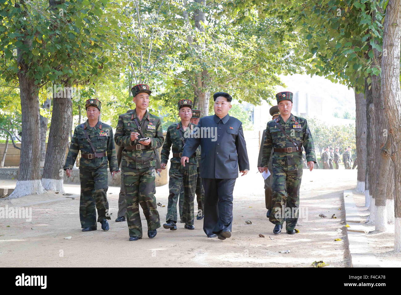 Pyongyang. Xvi oct, 2015. Foto fornita dalla Korean Central News Agency (KCNA) su 16 Ottobre 2015 mostra top leader della Repubblica Popolare Democratica di Corea (DPRK) Kim Jong Onu anteriore (R) di recente unità di ispezione 350 di Korean Esercito del popolo (KPA). Credito: KCNA/Xinhua/Alamy Live News Foto Stock