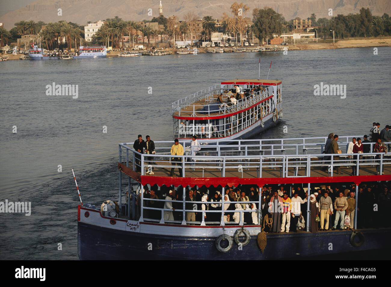 Egitto Alto Egitto Luxor, persone in traghetto al fiume Nilo. (Grandi dimensioni formato disponibile) Foto Stock