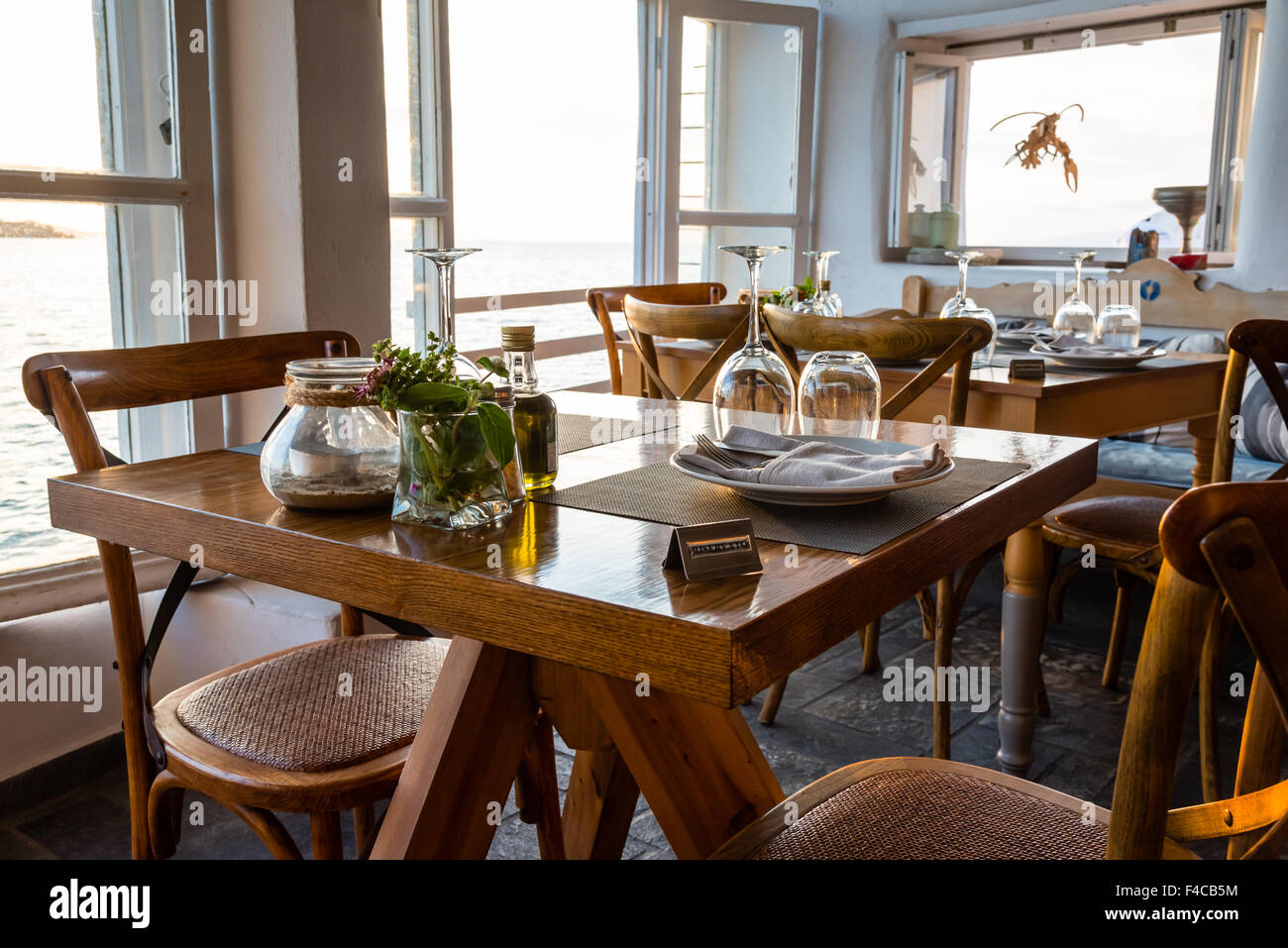 Un piccolo tavolo da pranzo con tovaglia impostata per il pranzo in un  interno sala da pranzo Foto stock - Alamy