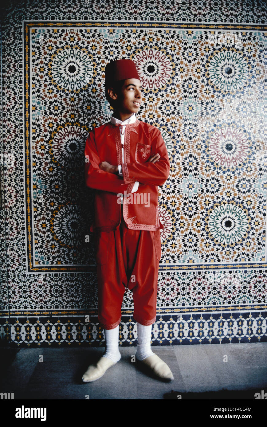 Il Marocco, ragazzo marocchino, guardando lontano (formato di grandi dimensioni disponibili) Foto Stock