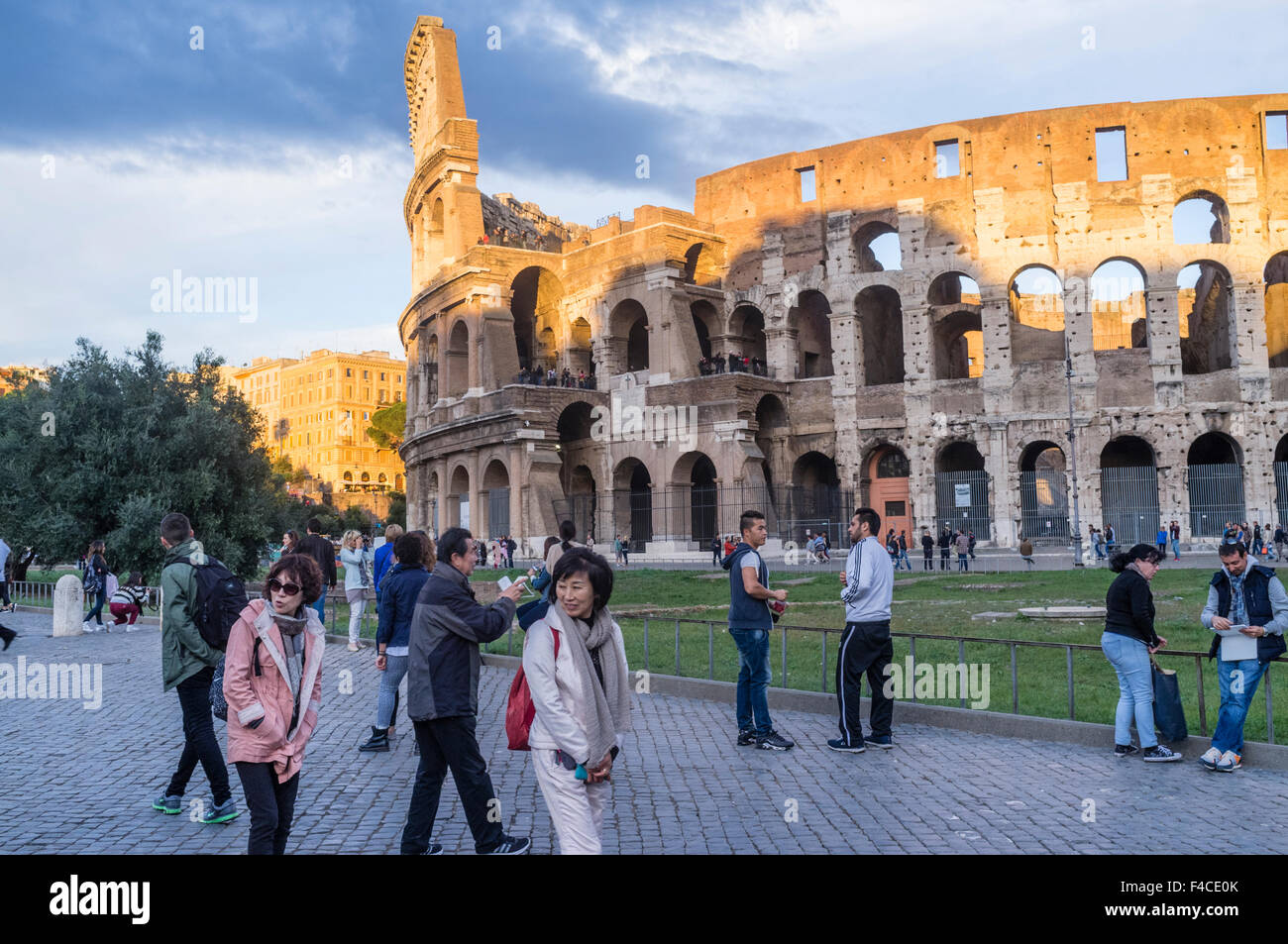 I turisti accanto al Colosseo, Roma, Italia Foto Stock