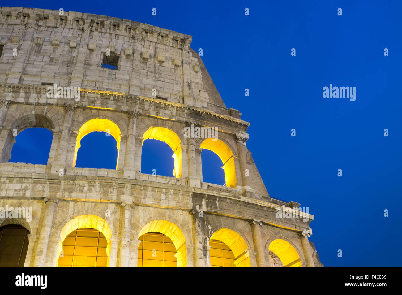 Il Colosseo illumina al tramonto. Roma, Italia Foto Stock
