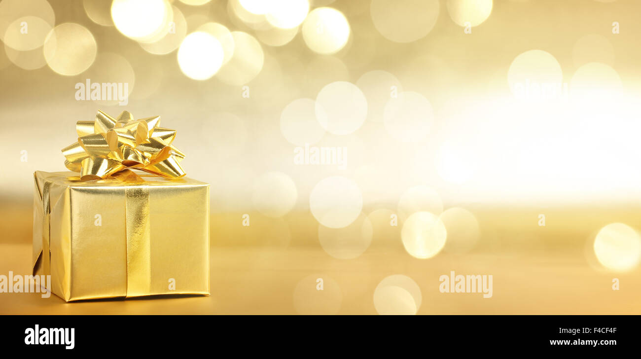 Golden confezione regalo su sfondo astratto Foto Stock