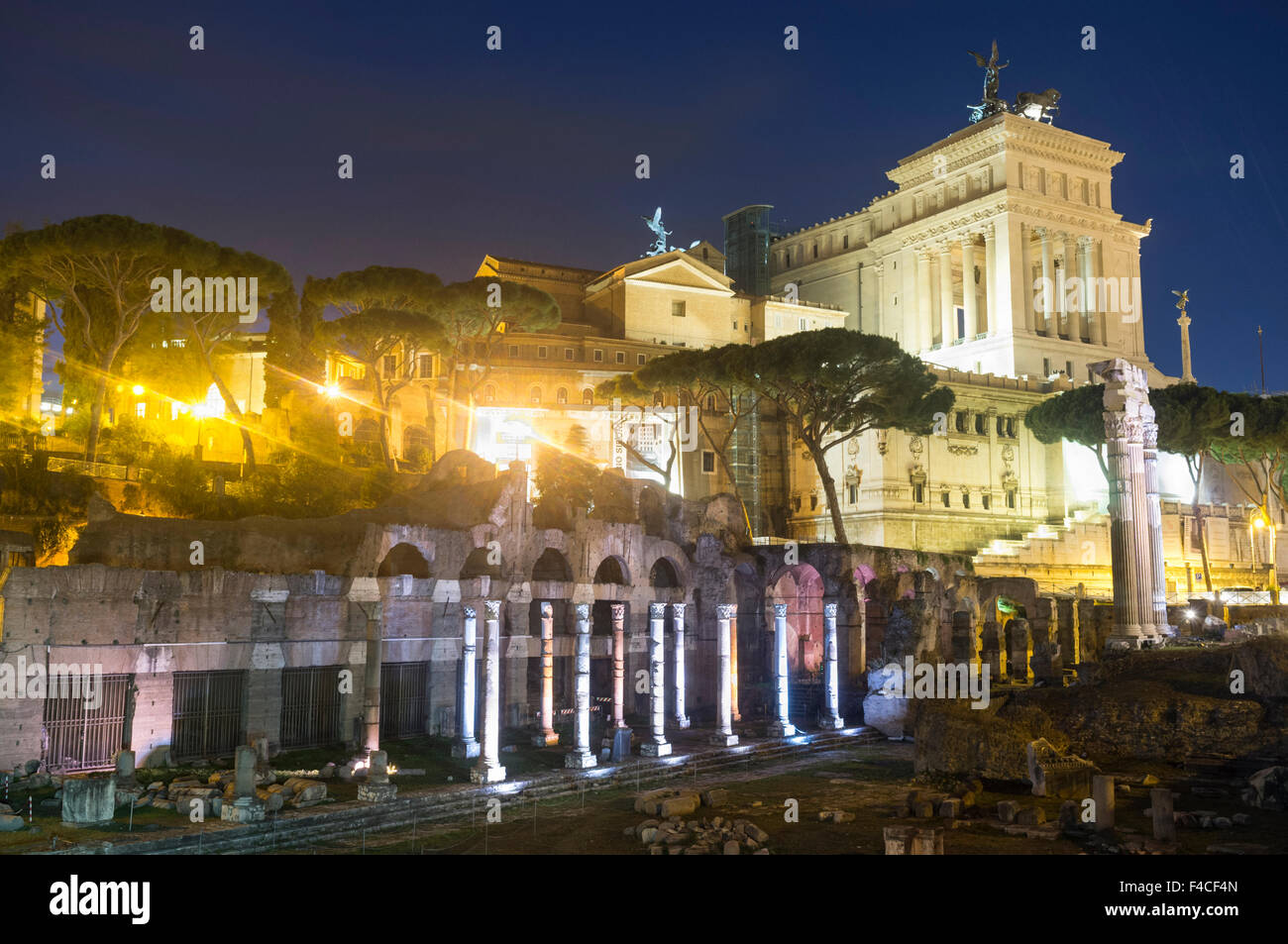 Il Vittoriano e Foro Traiano di notte, Roma, Italia Foto Stock