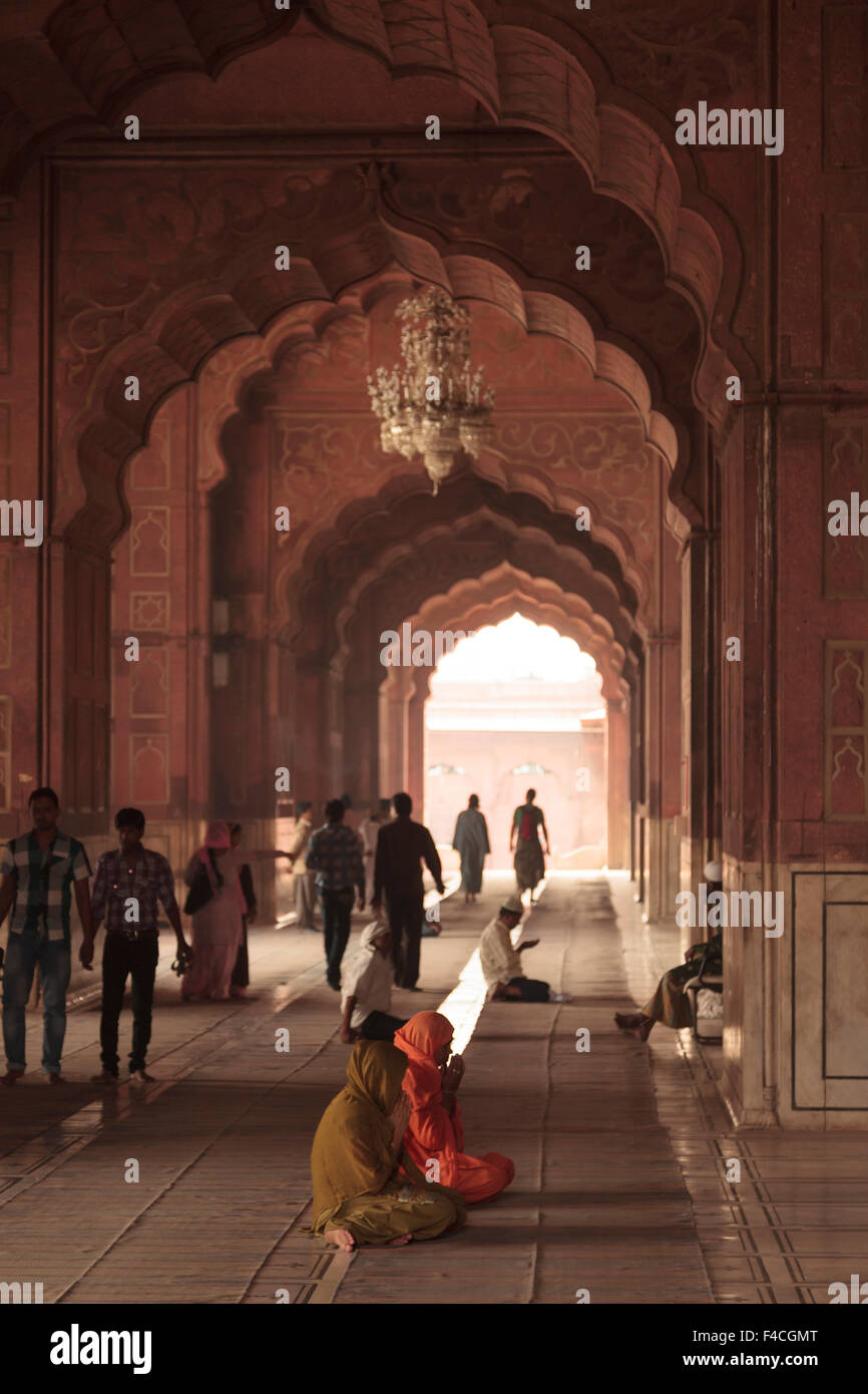 India, Delhi, persone in preghiera nella moschea del venerdì Foto Stock