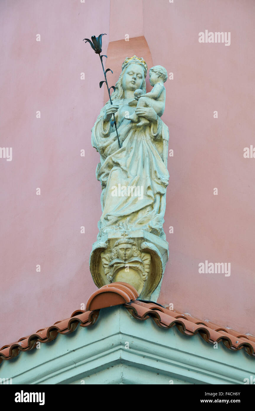 POZNAN, Polonia - 20 agosto 2015: una statua della Santa Maria e Gesù bambino sulla facciata di un edificio nei pressi del vecchio mercato Squar Foto Stock