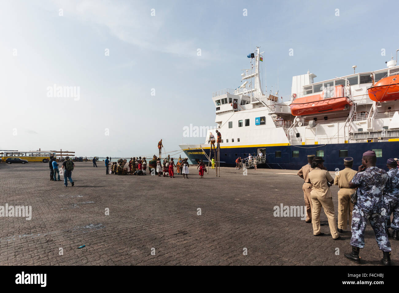 Africa Africa Occidentale, Togo, Atakpame. Militari membri guardando tradizionale stilt-prestazioni a piedi al porto. Foto Stock