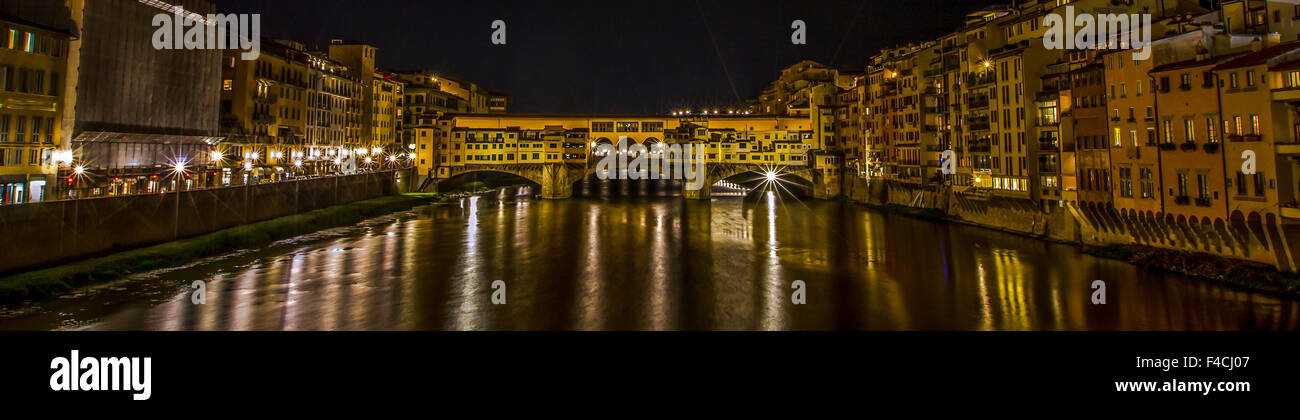 Famoso ponte Ponte Vecchio oltre il fiume Arno di notte, Firenze, Italia Foto Stock