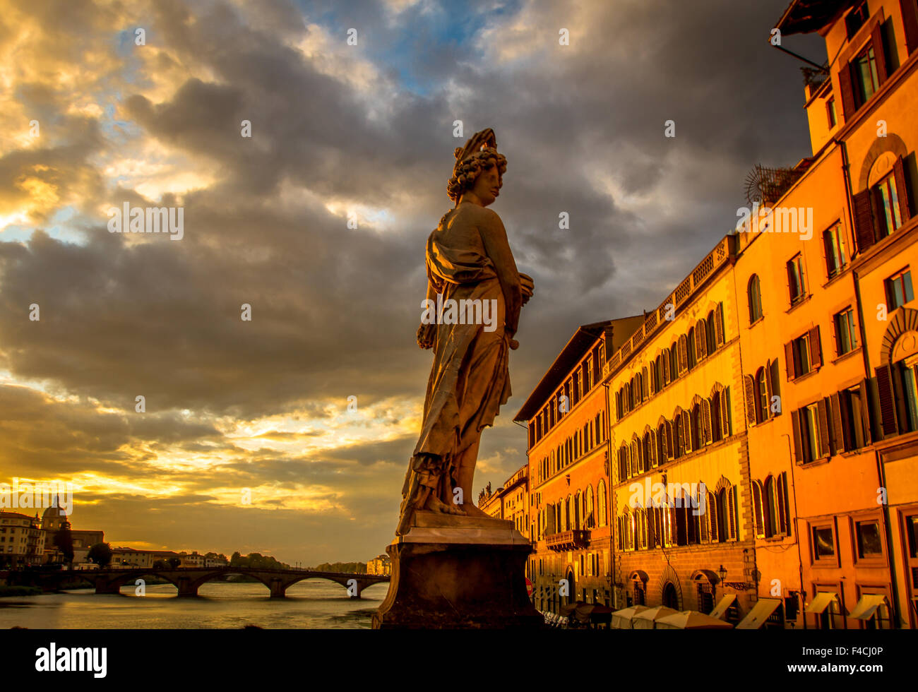 Statua sul ponte di Santa Trinita a Firenze sul fiume Arno, Toscana, Italia Foto Stock