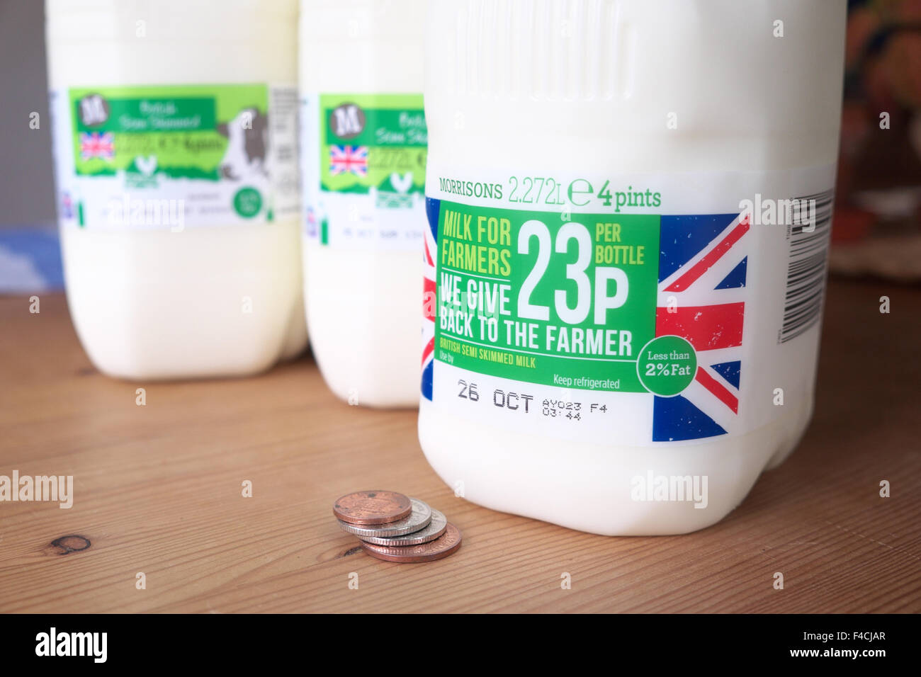 Regno Unito. 16 Ottobre 2015 - Morrisons supermercato ora hanno introdotto il proprio marchio "latte per gli agricoltori' prodotto. Il consumatore può scegliere di pagare un extra di 23 pence per una pinta di birra 4 bottiglia, pagando £1.12p in totale. L'extra 23p sarà restituito da Morrisons direttamente al settore lattiero-caseario. Gli acquirenti possono se vogliono comprare lo stesso prodotto a Morrisons per soli 89p con nessun denaro viene restituito al settore lattiero-caseario. Foto Stock