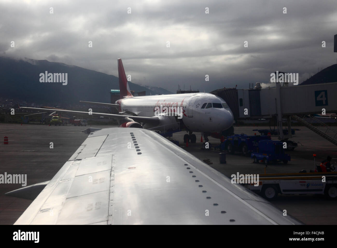 Avianca A320-200 Airbus ha parcheggiato sulla rampa all'esterno dell'edificio del terminal presso l'aeroporto internazionale Alejandro Velasco Astete CUZ, Cusco, Perù Foto Stock