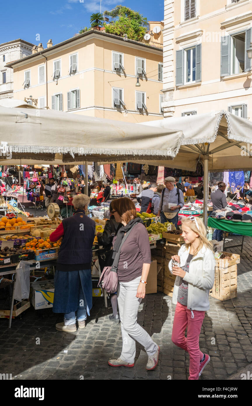 Mercato giornaliero in Campo de Fiori, Piazza Roma, Italia Foto Stock