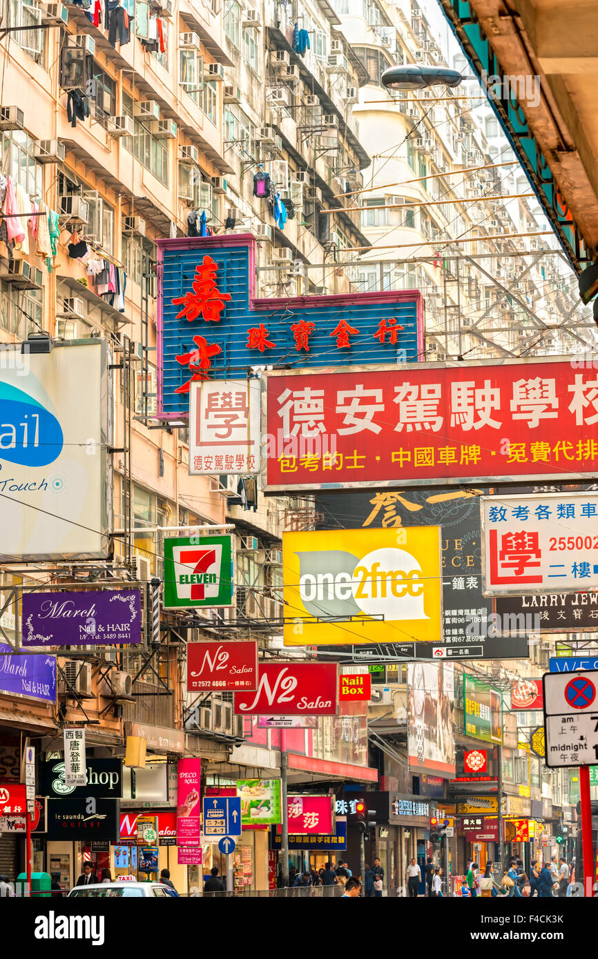HONG KONG - MARZO 03: infinita varietà di annunci nel Sai Yeung Choi st. Un sacco di piccoli negozi si trovano Mong Kok, Ko Foto Stock