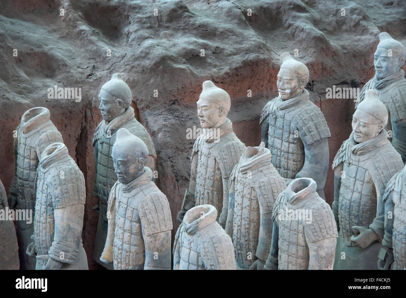 Cina, Shaanxi, Lintong distretto, Xian. Le sculture in terracotta raffigurano gli eserciti di Qin Shi Huang, il primo imperatore della Cina, sepolti con l'imperatore nel 210-209 A.C. per proteggere lui nella sua vita ultraterrena. Foto Stock