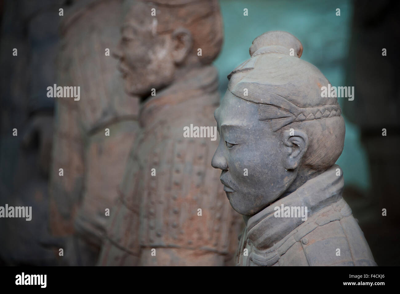 Cina, Shaanxi, Lintong distretto, Xian. Le sculture in terracotta raffigurano gli eserciti di Qin Shi Huang, il primo imperatore della Cina, sepolti con l'imperatore nel 210-209 A.C. per proteggere lui nella sua vita ultraterrena. Foto Stock