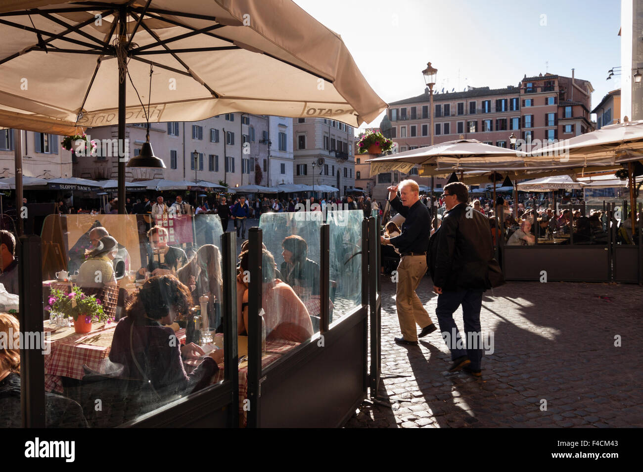 Ristoranti esterni sul Campo de Fiori, Piazza Roma, Italia Foto Stock