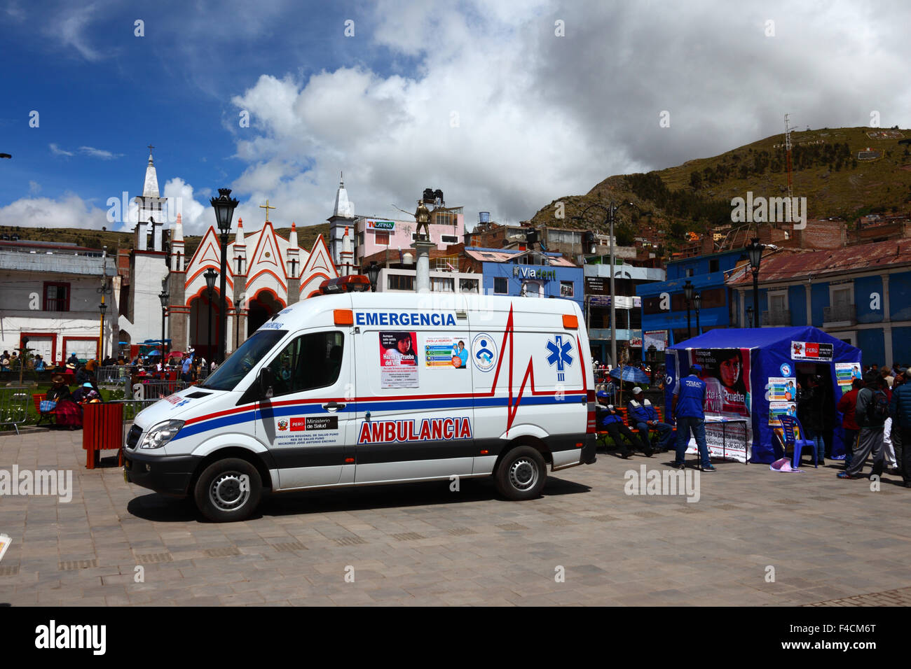 Ambulanza e temporaneo health clinic tenda, la Virgen de la Candelaria Santuario in background, Plaza Pino, Puno, Perù Foto Stock