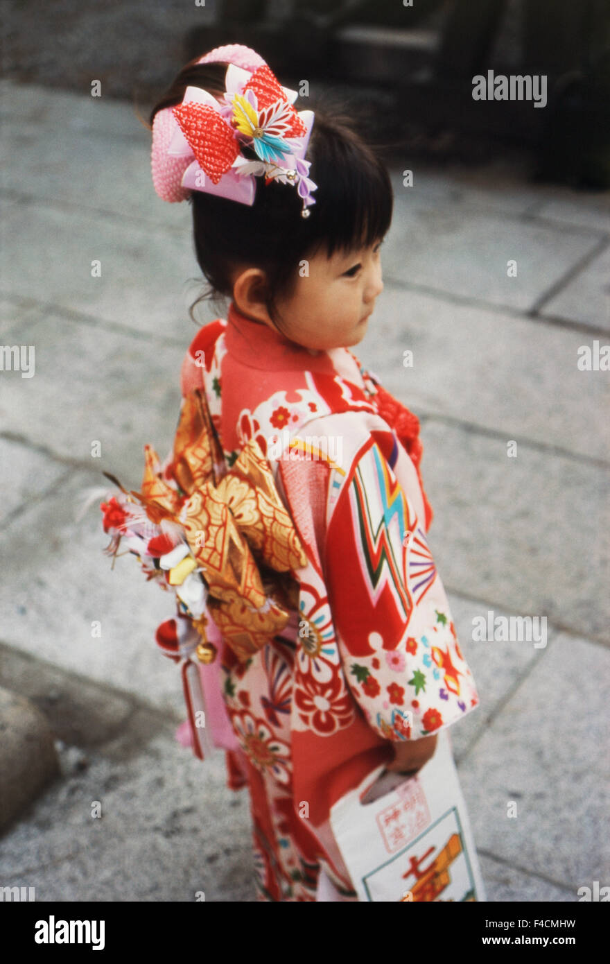 Ragazza vestita in kimono per il festival tradizionale (formato di grandi dimensioni disponibili) Foto Stock