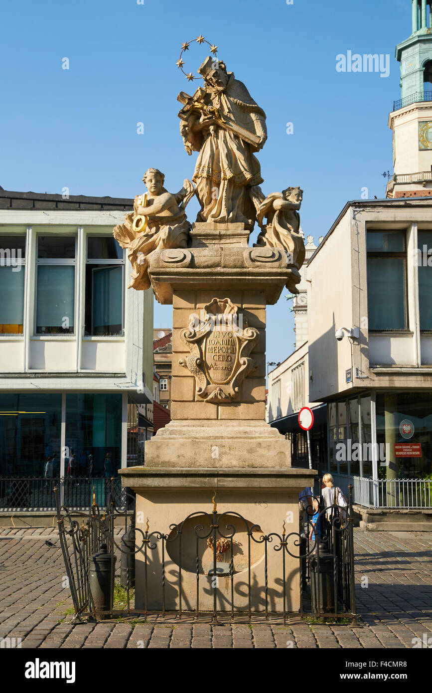 POZNAN, Polonia - 20 agosto 2015: Statua di San Giovanni Nepomuceno, la Vecchia Piazza del Mercato nel centro della città, Stary Rynek Foto Stock