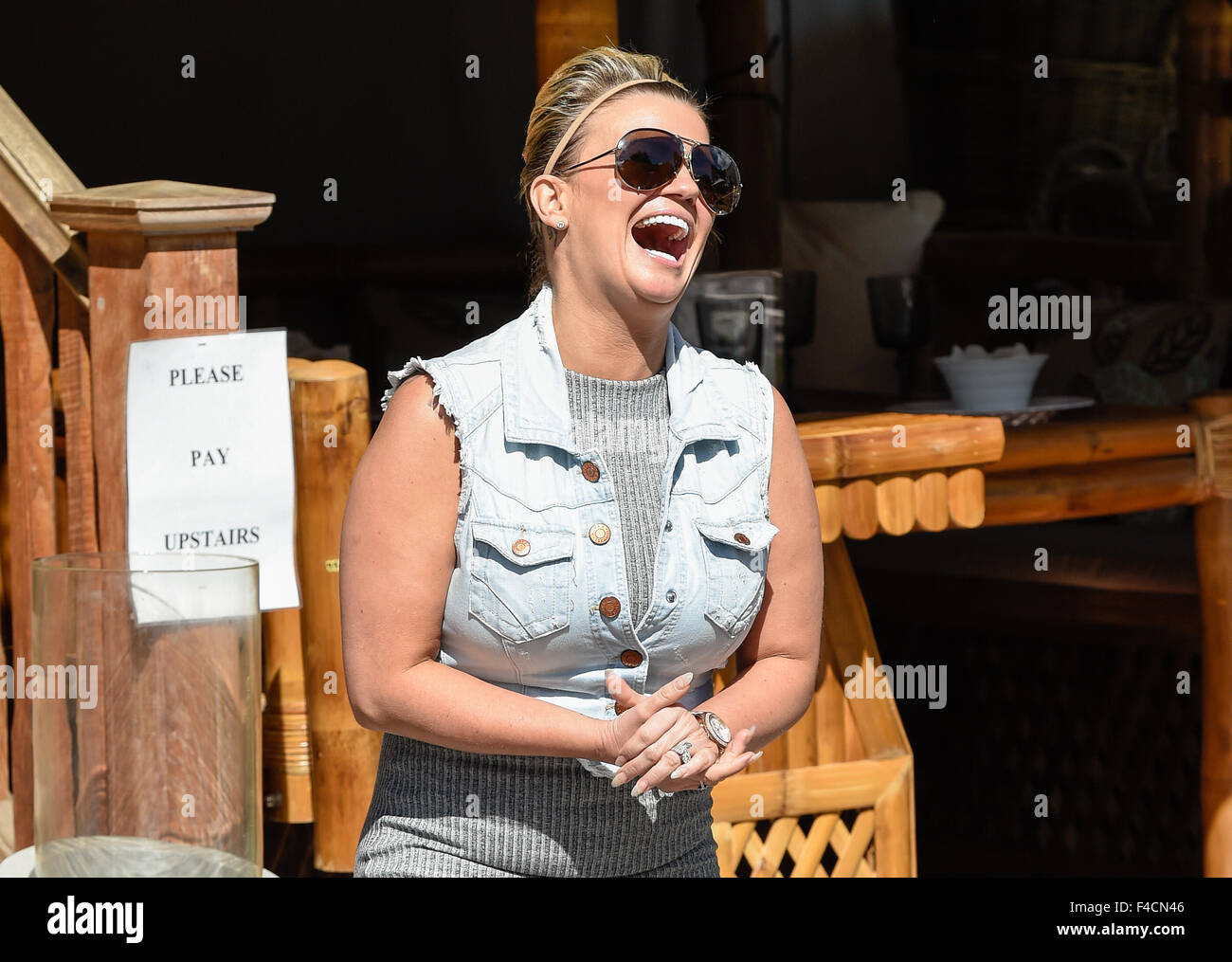 Kerry Katona assiste i mobili da giardino showroom Centro di lancio del prodotto a Yew Tree Farm shopping village in Wooton Wawen, West Midlands. Il 'Atomic Kitten' star ricevuto gratuitamente un divano per partecipare all'evento. Dotato di: Kerry Katona dove: Wooton Wawen, Foto Stock