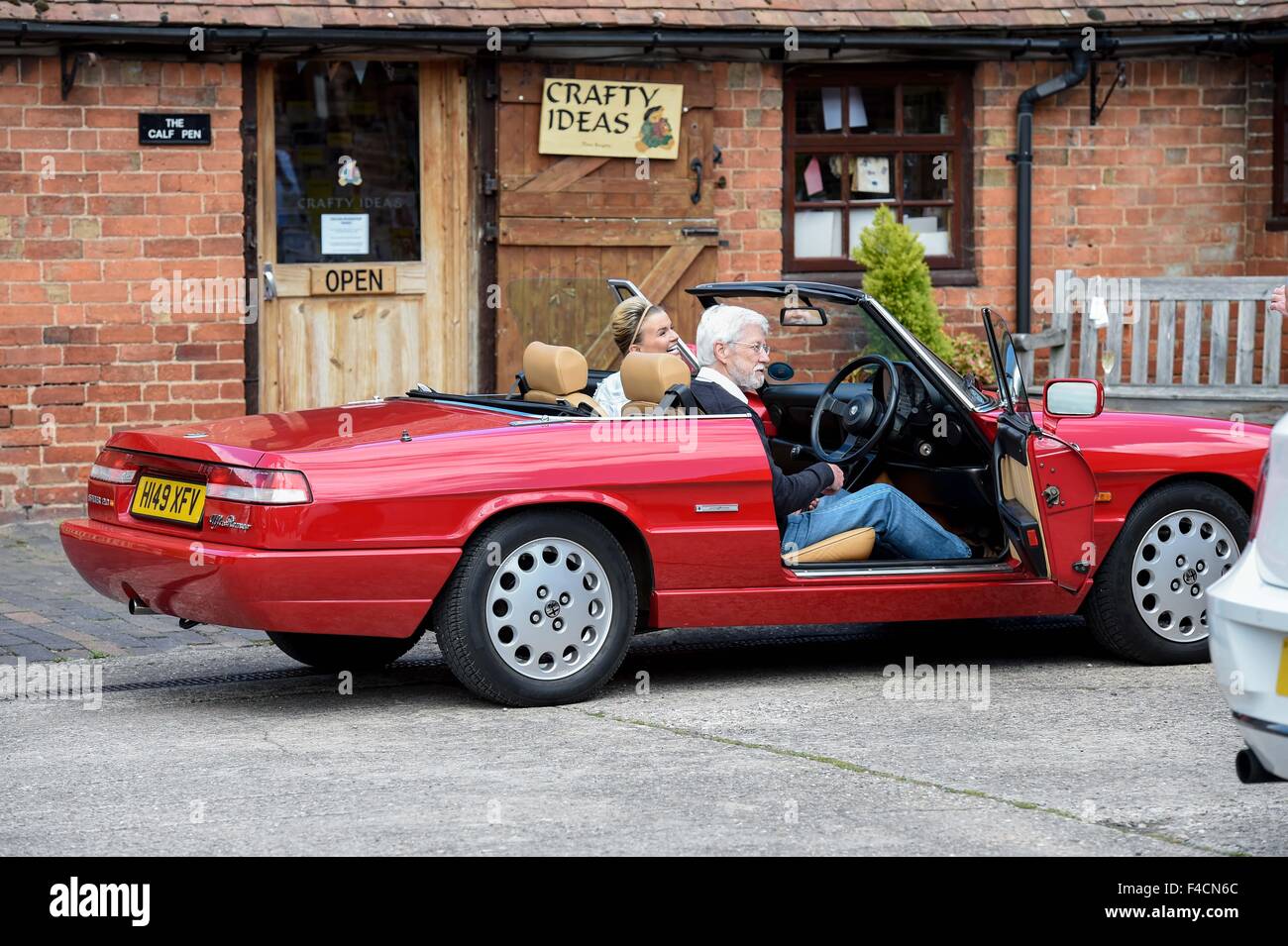 Kerry Katona assiste i mobili da giardino showroom Centro di lancio del prodotto a Yew Tree Farm shopping village in Wooton Wawen, West Midlands. Il 'Atomic Kitten' star ricevuto gratuitamente un divano per partecipare all'evento. Dotato di: Kerry Katona dove: Wooton Wawen, Foto Stock