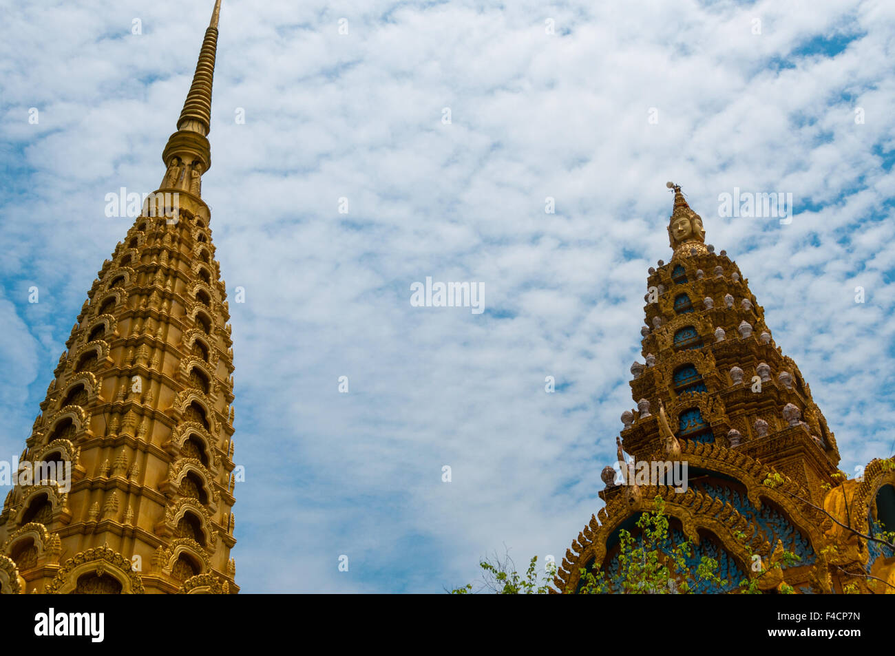 Golden Tops tempio nella parte anteriore del bel blu e cielo molto nuvoloso Foto Stock