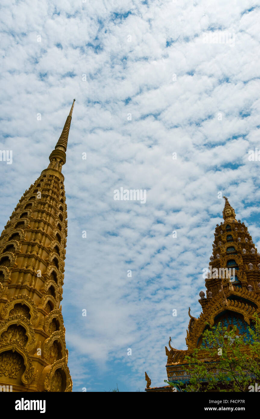 Golden Tops tempio nella parte anteriore del bel blu e cielo molto nuvoloso Foto Stock