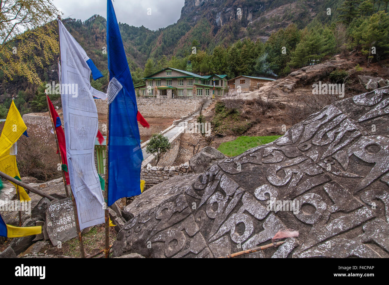 Mani pietre e bandiere di preghiera di fronte teahouse. Foto Stock