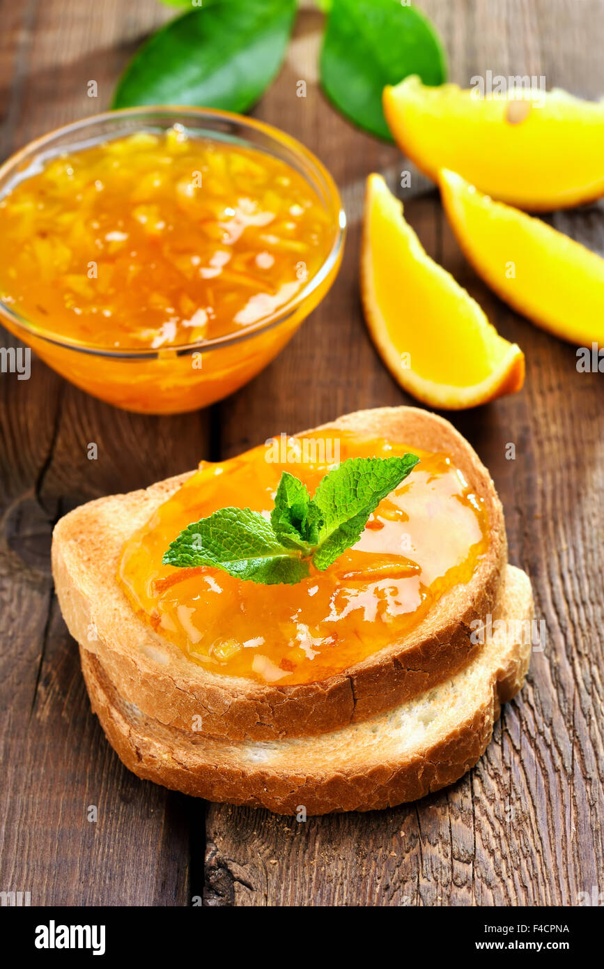 Agrumi Marmellata di Arancia sul tavolo di legno Foto Stock