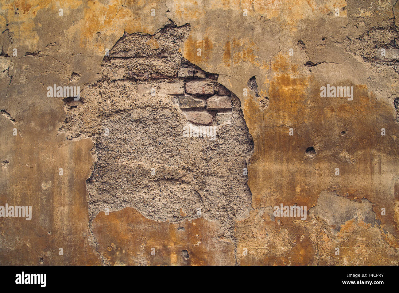 Il vecchio muro cadente in Europa lo sfondo con copyspace Foto Stock