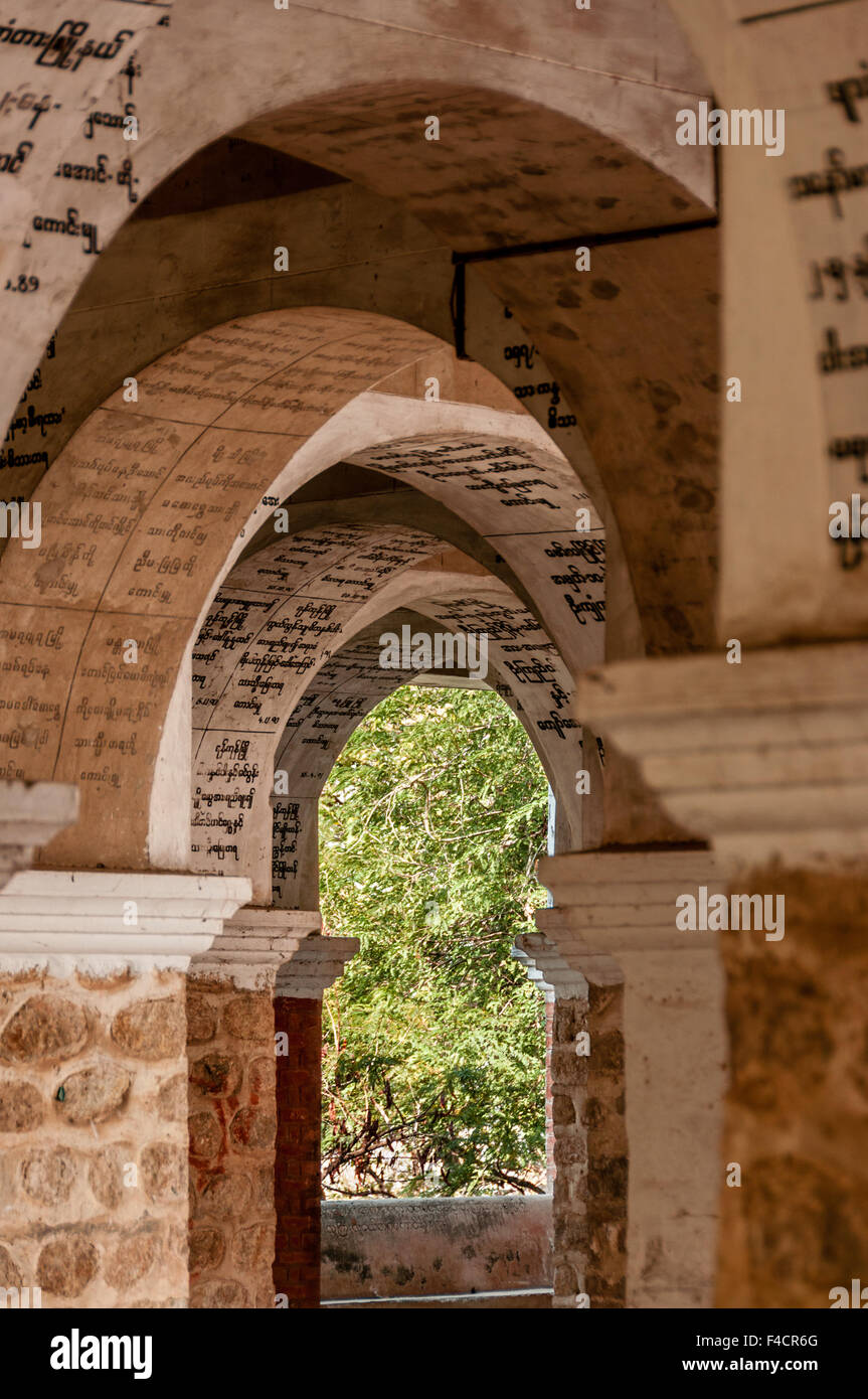 Iscrizioni birmani su un arco a un tempio in Mandalay Foto Stock