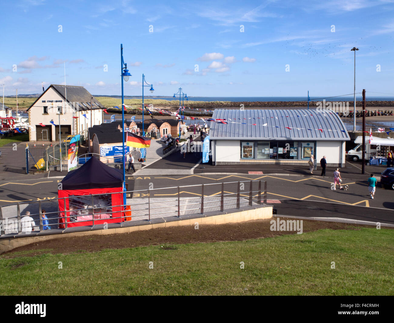Ampio Harbour Village su Harbor giorno 2015 camminare sul mare Northumberland Inghilterra Foto Stock