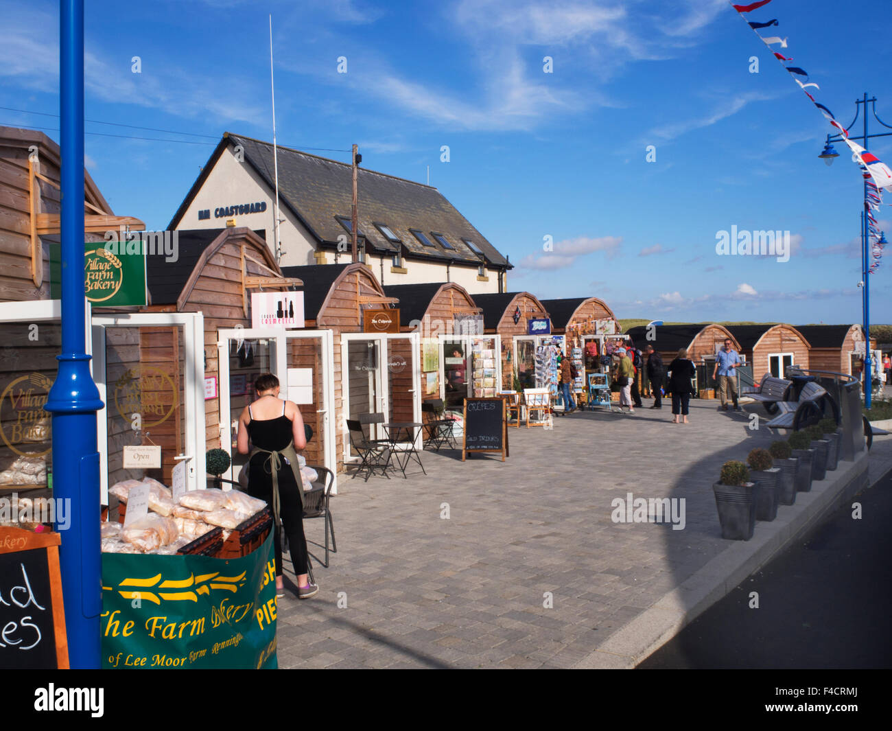 Cialde di Retail a camminare Harbour Village camminare sul mare Northumberland Inghilterra Foto Stock
