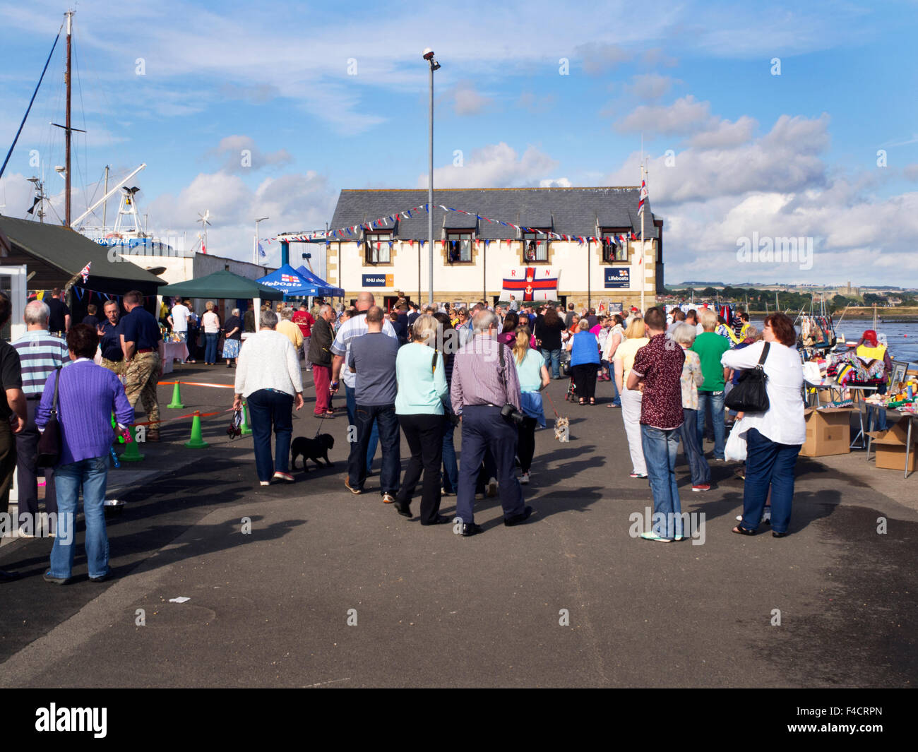Folle a camminare il porto e la stazione di salvataggio su Harbor giorno 2015 camminare sul mare Northumberland Inghilterra Foto Stock