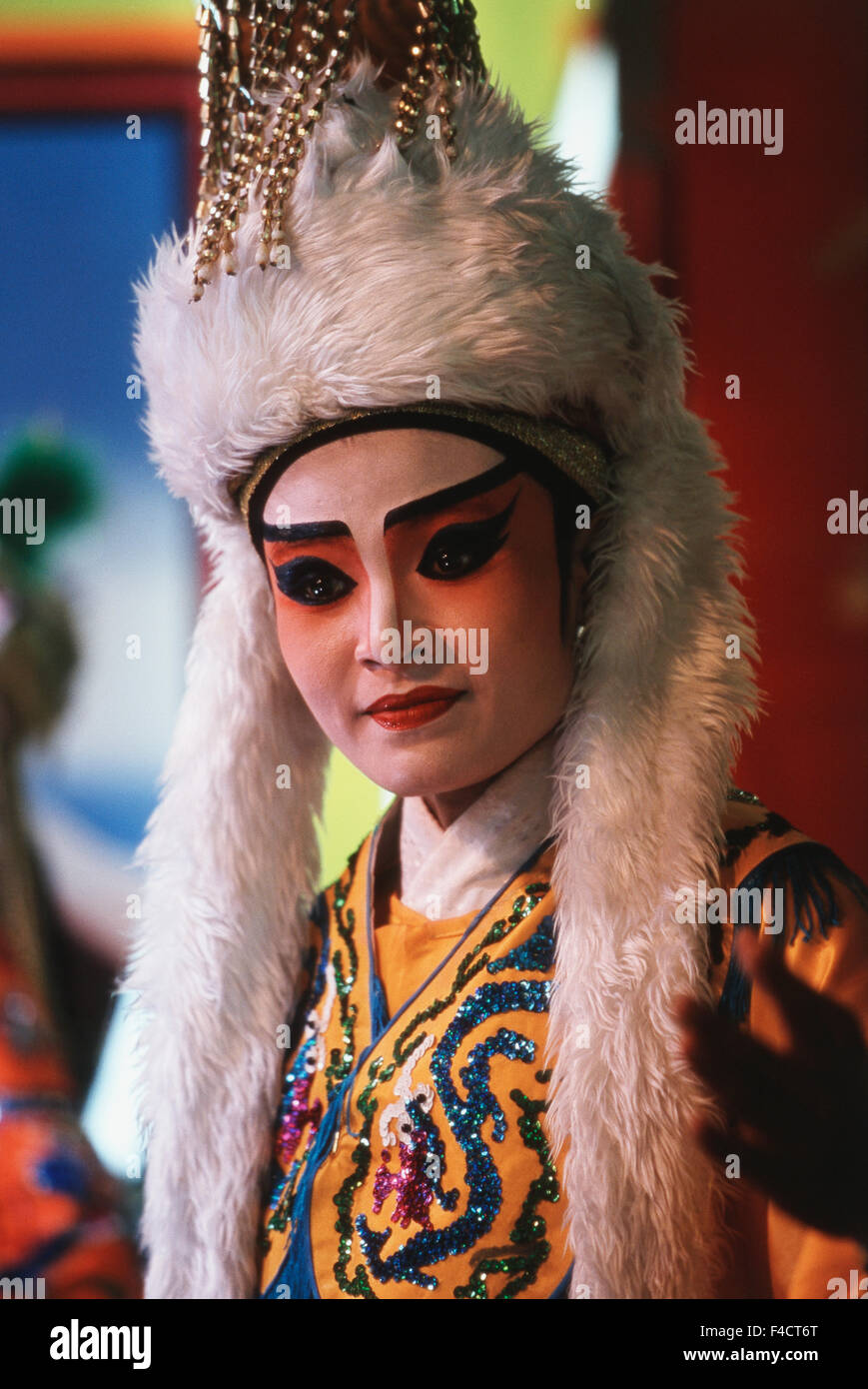 Thailandia, Bangkok, donna in costume di fase e guardando lontano. (Grandi dimensioni formato disponibile) Foto Stock