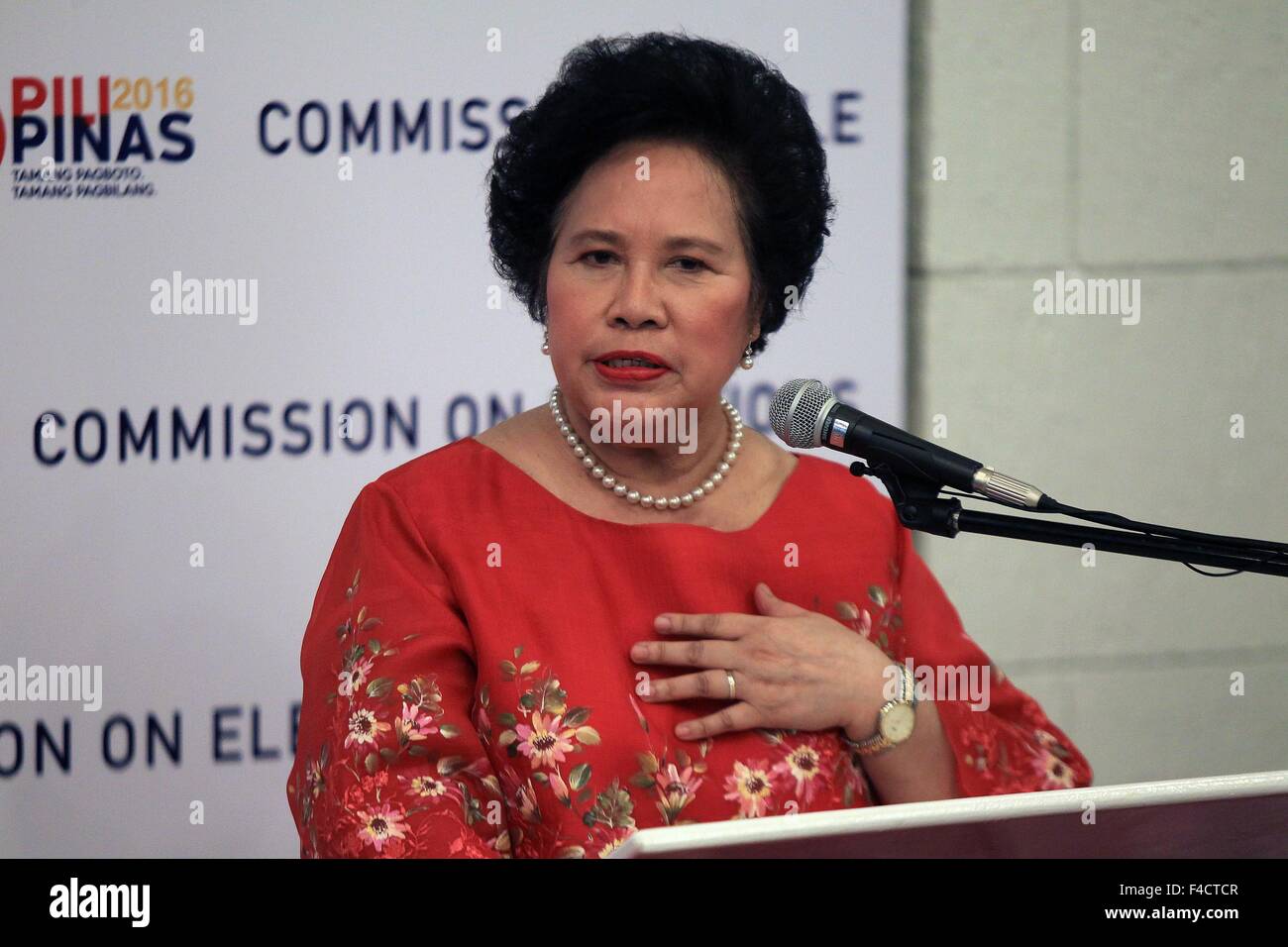 Manila, Filippine. Xvi oct, 2015. Philippine Senator Miriam Defensor-Santiago parla dopo il deposito del suo certificato di candidatura per la presidenza della Commissione sulle elezioni edificio a Manila nelle Filippine, 16 ottobre 2015. Miriam Defensor-Santiago depositata venerdì il suo certificato di candidatura alla presidenza in le elezioni del prossimo anno. © Rouelle Umali/Xinhua/Alamy Live News Foto Stock