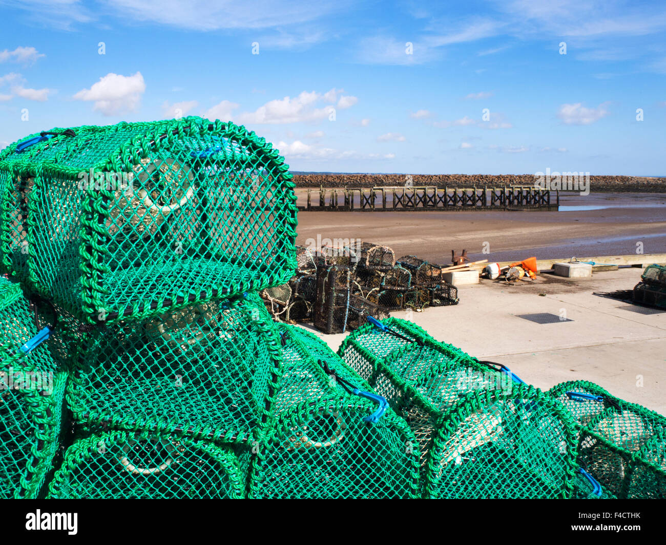 Nuova Lobster Pot sulla banchina al Porto di camminare camminare sul mare Northumberland Inghilterra Foto Stock